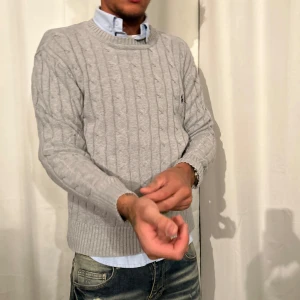 Grå kabelstickad tröja från Ralph Lauren - Ralph Lauren kabelstickad tröja i ljusgrått, storlek S.   Använd ett fåtal gånger.   Fraktar samma dag.