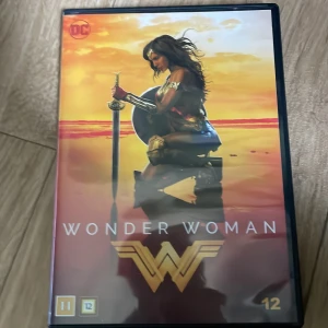 Wonder Woman - Upplev episka äventyr med Wonder Woman! Denna DVD bjuder på action, hjältar och spännande strider i en färgstark värld. Perfekt för dig som gillar superhjältar, fantasy och episka berättelser. Special feature: Diana in the Modern World. Rekommenderas från 11 år.