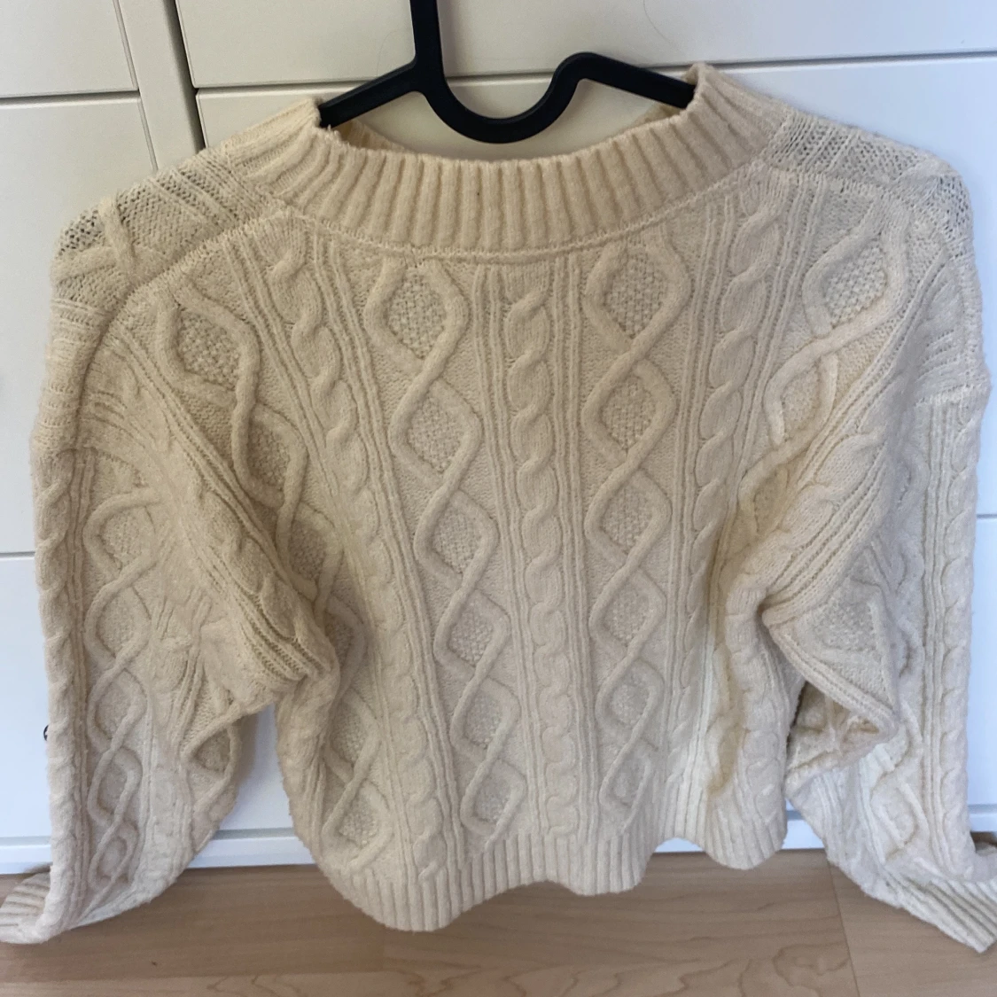 Stickad beige tröja från SRN HLT - 1