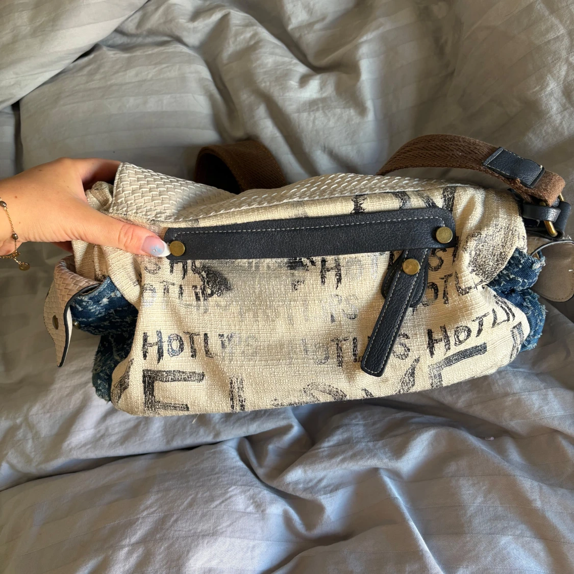 Beige och jeans axelväska med text - 4