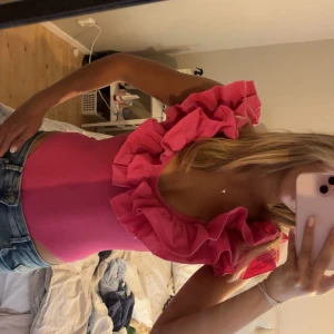 Rosa body från zara - Super snygg rosa volang body från zara. Efterfrågad och populär topp🩷🩷
