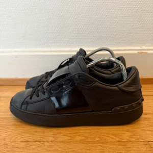 Valentino open sneakers - Säljer nu dessa fina valentino skor | Fint skick | Storlek 37 | Kommer även med kvitto som intygar äktheten | Hör gärna av er vid frågor eller funderingar 
