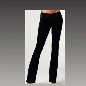 Svarta bootcut jeans med broderi - Miss Me Carbon in Fleur Low Rise Bootcut jeans. Snygga svarta jeans med bootcut passform och detaljerad broderad ficka bak i silver och svart. Jeansen har bootcut ben och coola nitar vid fickorna. Perfekt för dig som gillar statement-plagg och vill sticka ut. Priset går att förhandla.