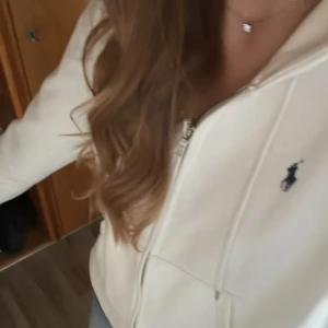 Vit hoodie från Polo Ralph Lauren - Supergullig hoodie från Ralph som jag säljer för att den inte används. Fick den i julas och har aldrig haft på mig den, så är i perfekt skick 🩷. Supermysig och varm nu till hösten! Pris kan diskuteras!