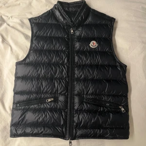 Moncler gui - Hej, säljer denna Moncler Gui väst | Storlek: 2 | Passar: Small | Skick: 9/10 | Tveka inte att höra av dig vid frågor eller funderingar😊