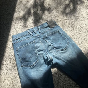 Replay Anbass - Tja säljer nu dessa feta replay anbass storlek 31/34‼️🔥Liten defekt mellan benen, ABSOLUT inget som syns🙌Annars i väldigt bra skick🔥Hör av dig vid FRÅGOR‼️