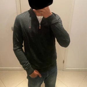 100% Merinoull Morris Halfzip - Skick: 9/10, väldigt fin och inga defekter! | Modellen är 173, väger 60 kg | storlek M passar som S | Pris är ej hugget i sten!