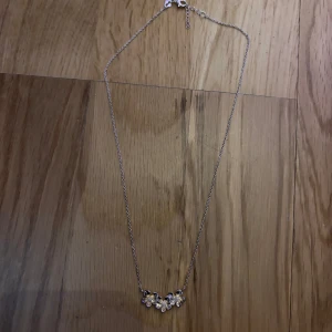 Sött halsband med blommor i silver - Säljer ett silverhalsband med blommor motiv i 925 sterling silver från Guldfynd  OANVÄND