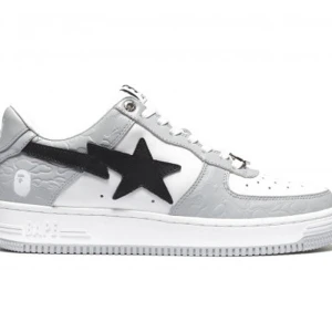 BAPE STA grå och vit sneaker - Snygga BAPE STA sneakers i grått och vitt med svart stjärndetalj på sidan. Jag har storlek 39 men man behöver gå upp lite i size! Skon har en låg siluett, snörning och en platt sula. Ovandelen är i skinn med präglade detaljer och klassisk BAPE-logo på hälen. Perfekt för dig som gillar streetwear och vill sticka ut.