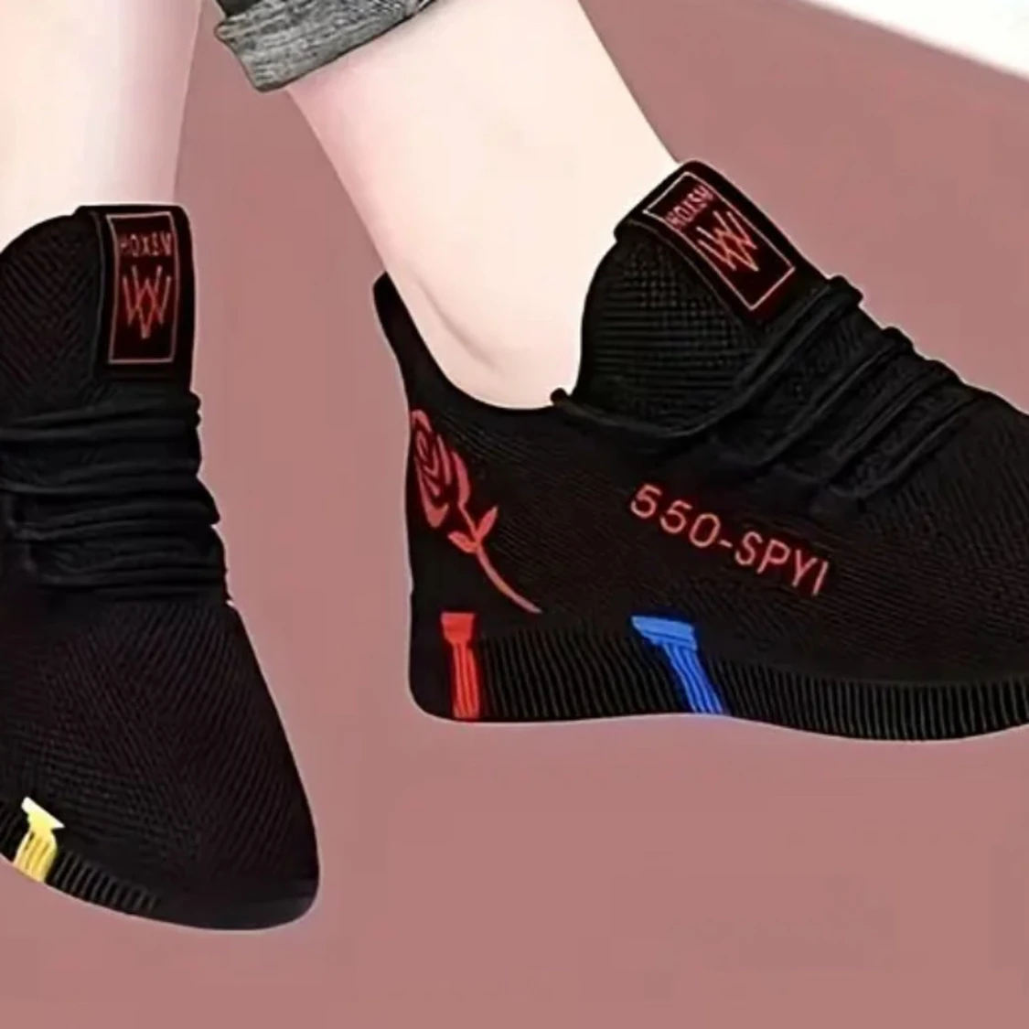 Svarta sneakers med färgglada detaljer