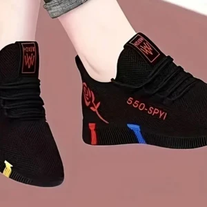 Svarta sneakers med färgglada detaljer - Svarta sneakers med stickad ovandel, snörning och coola färgdetaljer i rött, blått och gult på sulan. Sidan har en röd ros och texten 550-SPYI. Perfekt för dig som gillar att sticka ut med din stil.