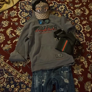 5 varor för ett bra pris gör ditt slag  - Gucci keps, glasögon, ny hoddrich tröja, Gucci bag , supply demand byxa för ett pris bara, pris kan diskuteras 