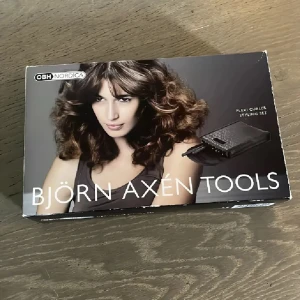 Björn Axén Flexi Curler Styling Set - Flexi Curler Styling Set från Björn Axén Tools, innehåller 12 individuella värmespolar med tourmalinbehandling för extra glans och skydd. Svart design med mönstrad förvaringsväska, passar för att skapa allt från små lockar till stora Hollywoodvågor. Elektrisk med sladd.