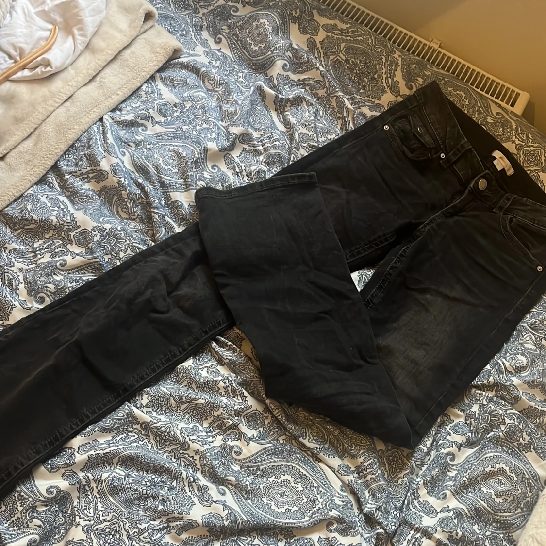 Svarta bootcut jeans från Gina Tricot - 1