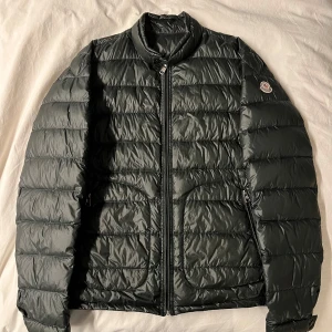 Moncler acorus jacka - Hej, säljer denna Moncler acorus jacka! | Storlek: 4 | Passar: Large | Skick: 8/10 | Tveka inte att höra av dig vid frågor eller funderingar😊