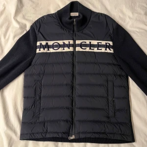 Moncler Cardigan - Hej, säljer denna Moncler cardigan! | Storlek: Large | Passar: Normalt | Skick: 9/10 | Tveka inte att höra av dig vid frågor eller funderingar😊