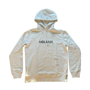 Helmut Lang Hoodie - Helmut Lang Hoodie stl M skick 7/10. Tröjan har små fläckar som jag ej lyckats få bort i tvätten. Annars bra skick! Längd fr axeln: 64cm, armlängd fr axeln: 65cm och bröstvidd: 55cm. Hör av dig ifall du undrar något! Priset är förhandlingsbart🤝