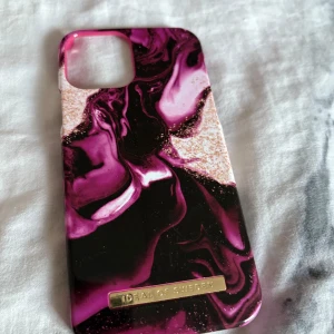 Mobilskal (iDeal of Sweden) - Snyggt mobilskal från Ideal of Sweden. Skalet är magnetiskt. Nypris 300kr. Går att prova prisförslag då jag vill få alla skal sålda pga ny telefon🤗 