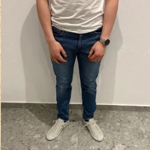 Levis 511 - Blåa Levis 511 Jeans || storlek W29 L30 || jeansen är i bra skick ||mitt pris 399kr || modellen på bilden är 170cm och väger 60kg || tveka inte på att höra av dig vid frågor eller funderingar 