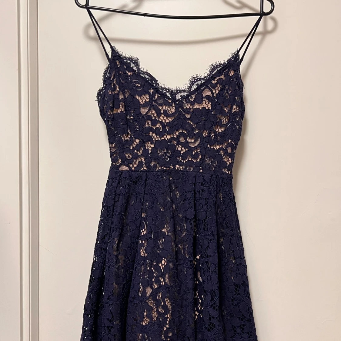 Marinblå spetsklänning med smala axelband