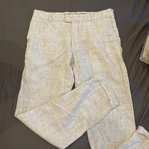 Beige linnebyxor från MNG - Snygga beige linnebyxor från MNG med diskret rutigt mönster. Byxorna har klassisk rak passform.                                                                Hojta till vid frågor 🙌