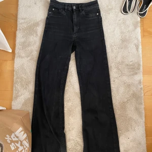 Svarta jeans - Super fina svarta högmidjade jeans, stretchiga och bekväma🩷