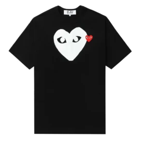 Svart Comme des Garçons Play t-shirt - Svart t-shirt från Comme des Garçons Play med stort vitt hjärta och ögon på bröstet samt ett mindre rött hjärta med ögon. Klassisk rund hals och korta ärmar. Perfekt statement-plagg med ikonisk design, tillverkad i mjuk bomull! Nypris:1300! Den är i barnstorlek L men passar perfekt för xs/s! Hör gärna av er om ni har frågor eller prisförslag!💞