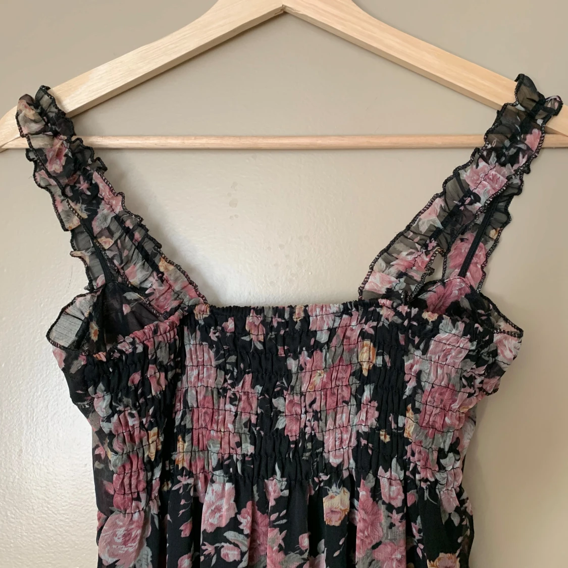 Svart blommig långklänning med volang - 3