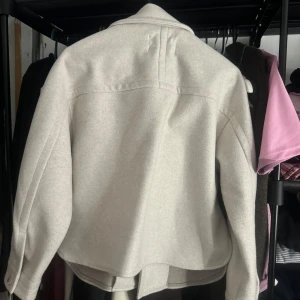 Beige kort kappa från Stradivarius XS - Snygg beige kort kappa från Stradivarius i storlek XS. Inte använd en ända gång