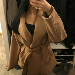 Beige omlott kappa med bälte - Slutsåld Gina Tricot beige ull-kappa med krage och omlott-design, och bälte som knyts i midjan. Nypris är 699! Den är använd enstaka gånger💕