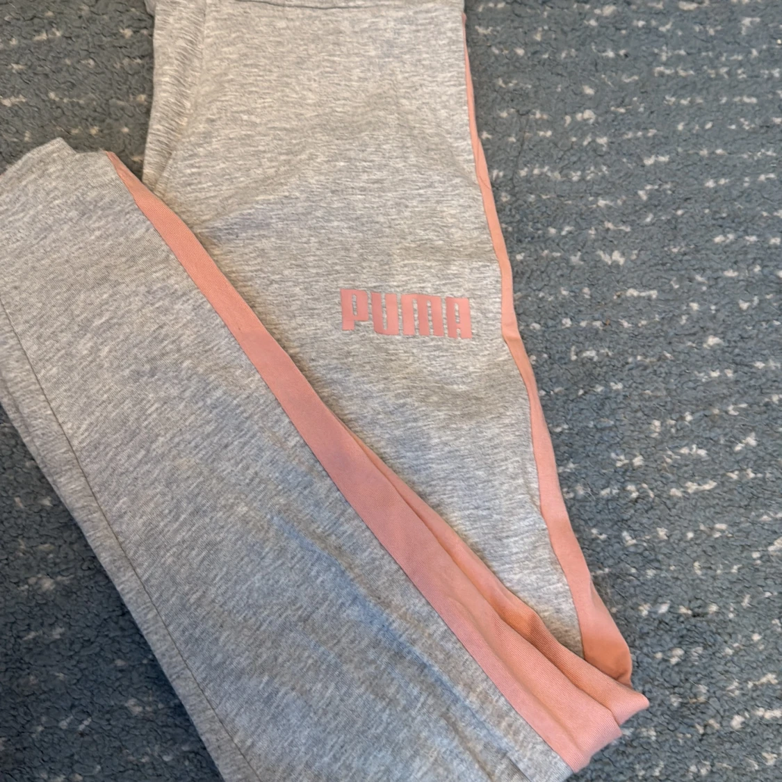 Grå sett från Puma med rosa och grå detaljer - 1