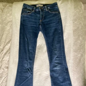 Bootcut jeans från Zara - Snygga blå jeans från Zara i bootcut-modell. Jeansen har normal passform. Tillverkade i jeansmaterial med en mörkblå ton. Pris kan diskuteras💕