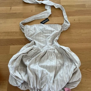 Miniklänning - Halterneck klänning i linnetyg🩶