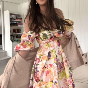 Blommig kortklänning med puffärmar - Superfin kort klänning från asos använd en gång!