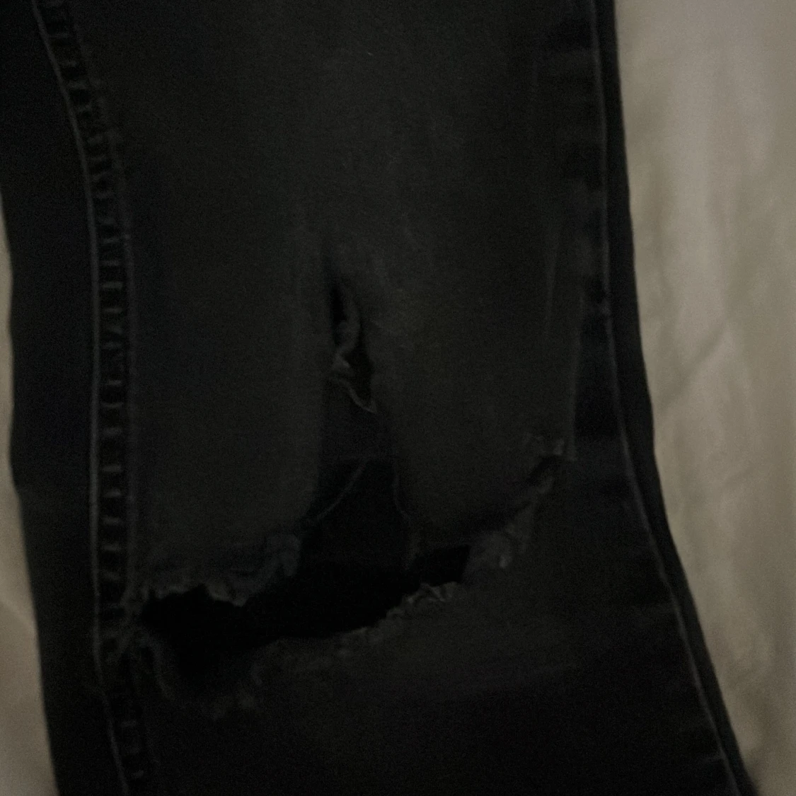 Svarta jeans från ONLY med slitning - 2