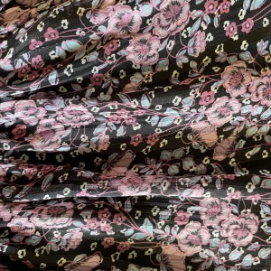 Svart blommig kortkjol med volang - Supersöt kortkjol med svart botten och blommigt mönster i rosa, lila och ljusblått. Kjolen har smock i midjan och volangkant nertill som ger en flowy känsla. Perfekt för dig som gillar romantiska vibes och vill sticka ut lite extra.