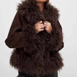 Brun fluffig pälsjacka - SÖKES. Jacka från Moa Mattsson x NA-KD. Storlek 38