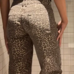 Leopardmönstrade wide jeans - Säljer ett par grymma jeans med leopardmönster i beige och bruna toner. Modellen är wide och har hög midja, klassisk femficksdesign och dragkedja med knapp framtill. Perfekt för dig som vill sticka ut med coola detaljer och djurprint. Endast använda fåtal gånger! Säljer då dem inte kommer till användning! Skriv för fler bilder eller frågor!🥰