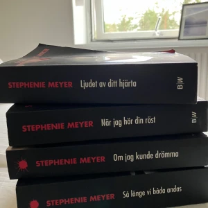 Twilights serie: Ljudet av ditt hjärta, När jag hör din röst, Om jag kunde drömma, Så länge vi båda andas - Fyra böcker av Stephenie Meyer från Twilight Serie. Perfekt för dig som gillar spännande berättelser och dramatiska känslor. Passar ungdomar och unga vuxna som vill försvinna in i en annan värld.