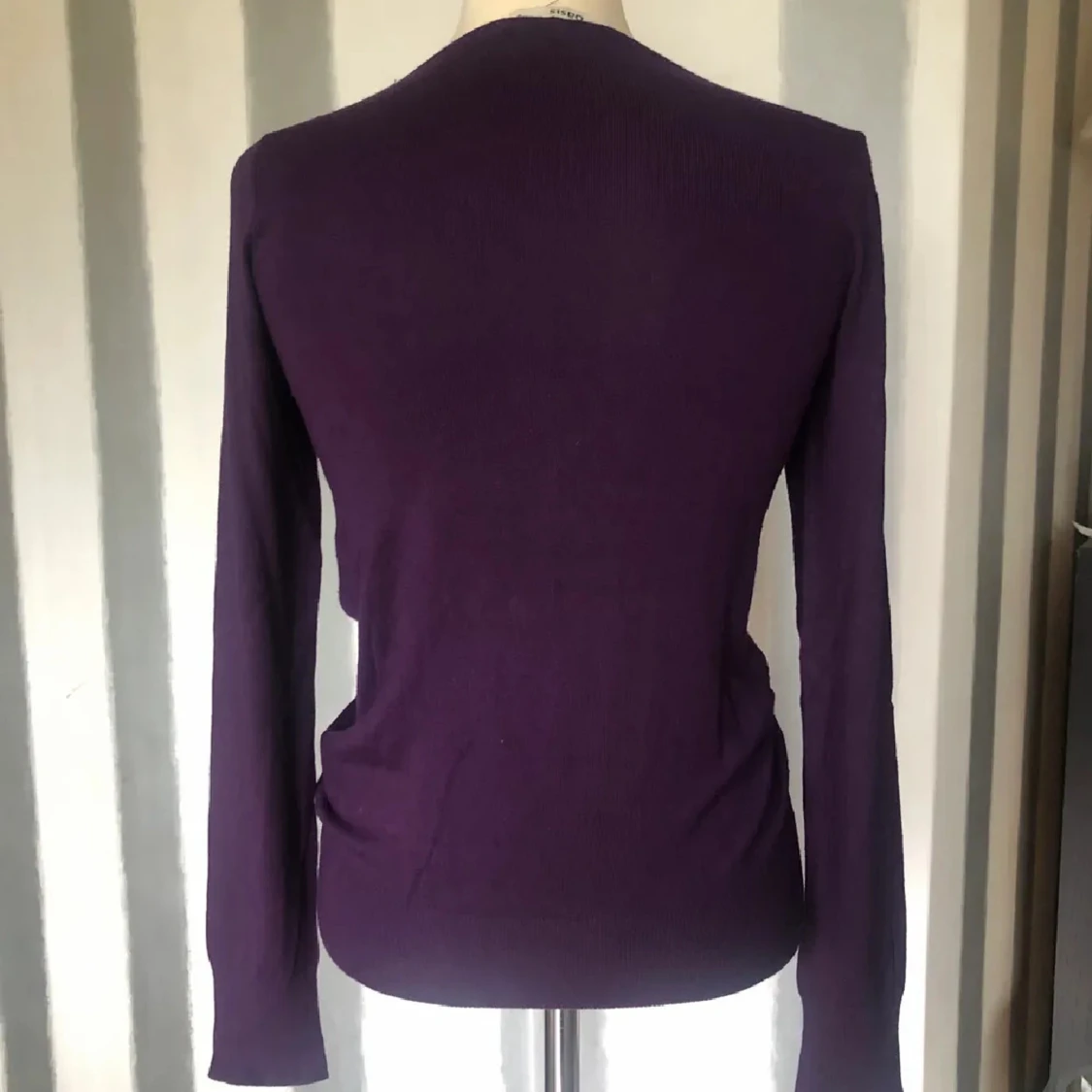 Lila topp med spetsdetalj - 1