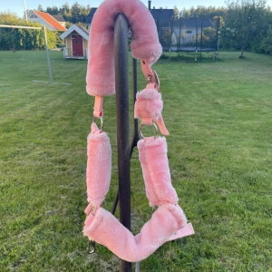 Rosa fluffigt ponnygrimma - Supergullig grimma till ponny i ljusrosa fluffigt. Grimman har vadderade sektioner och silvriga metalldelar