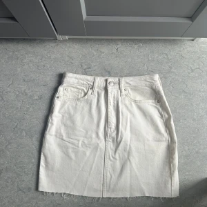 Vit jeanskjol Aurora Skirt S - Supersnygg vit jeanskjol från Unique You Unique Denim, modell Aurora Skirt. Använd endast en gång. Skickar iväg samma dag eller nästa💕🙌🏼