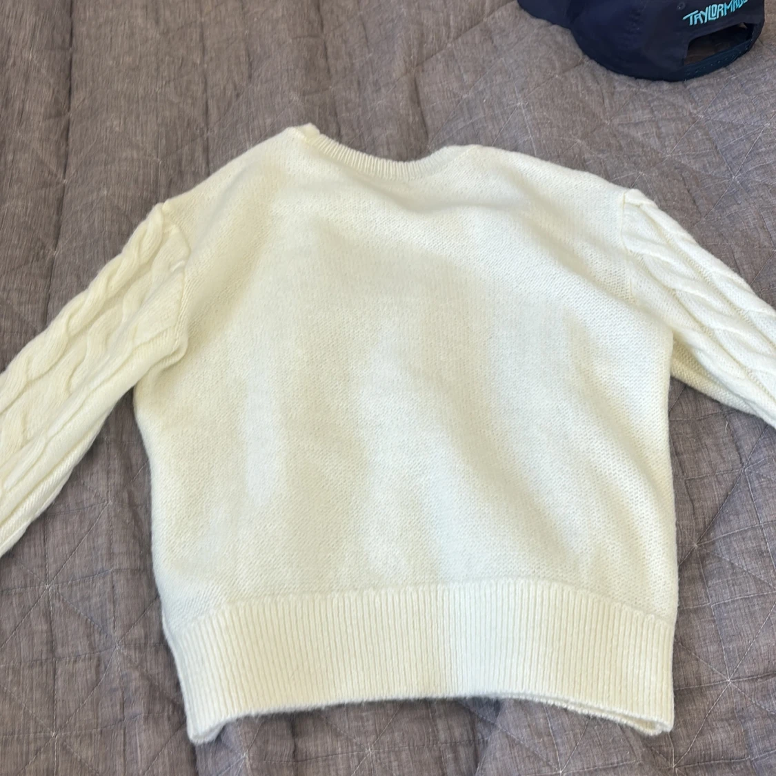 Vit stickad tröja med flätmönster - 2