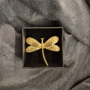 Trollslända ring guld  -  GRATIS GÅVA MED VARGE ORDER!! Köp en bundle!!! Supertrendig stockholmsstil tjejer, ring guld. Gjord av stål, jag svarar och skickar alltid snabbt!