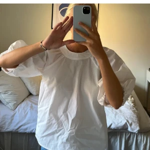Vit t-shirt med puffärm - Så fin vit t-shirt med puffiga ärmar💛