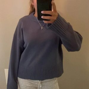 Blå stickad tröja med ribbade detaljer - Blå stickad fin tröja från hm , inte alls använd mycket storlek S 