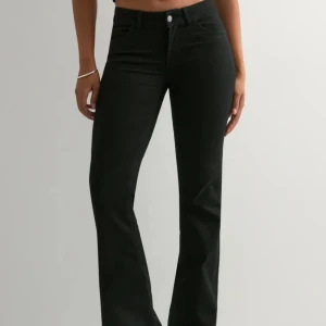 Svarta bootcut jeans - Snygga svarta jeans med bootcut passform. Klassisk femficksmodell med diskreta sömmar på bakfickorna. Jeansen har en stilren look och är tillverkade i ett stretchigt bomullsmaterial för extra komfort. Aldrig använda för dom va lite långa på mig som är 158🥰 Nypris ca 700.