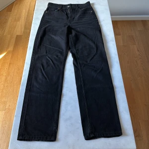 Svarta 90's straight jeans Hm  - Säljer ett par svarta 90's straight jeans från Hm  i storlek 34. Hög midja. 