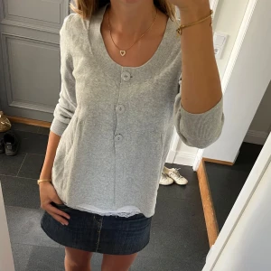 Grå stickad kofta  - Grå trekvartsärmad kofta från Kappahl i storlek S, passar även M och XS. Fint skick. Använd gärna köp nu!