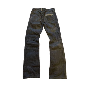 vintage blend ”storm” jeans - ok begagnat skick, några mindre defekter. storlekslappen säger 32/32 men passar närmre 32/34. 